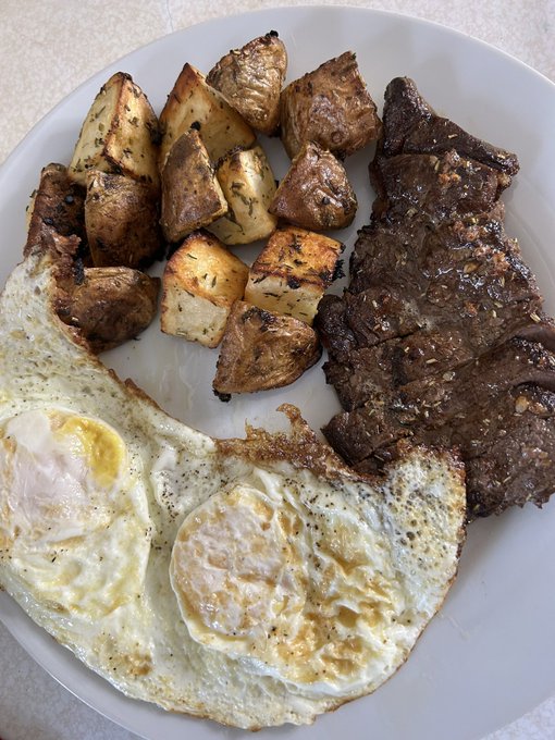 Wagyu and roasted potatoes for brunch, Wagyu and mashed potatoes for dinner  Yuuummm! https://t.co/z