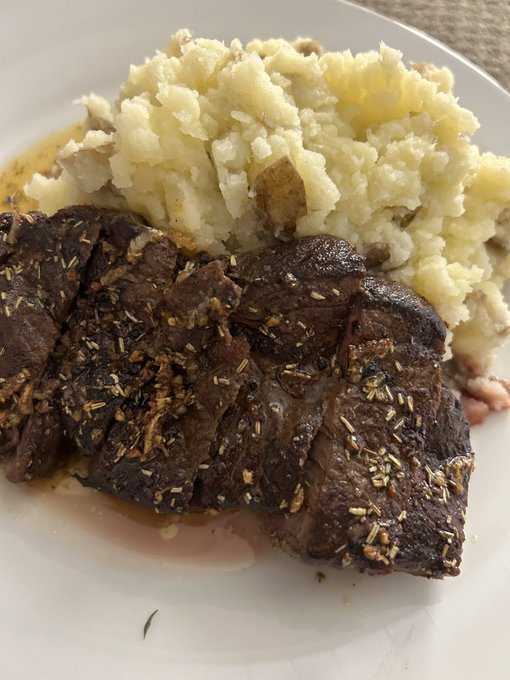 Wagyu and roasted potatoes for brunch, Wagyu and mashed potatoes for dinner  Yuuummm! https://t.co/z