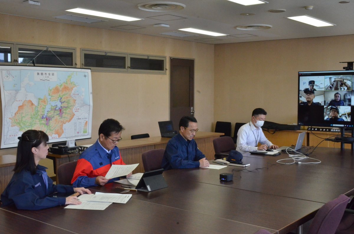 ueba5068's tweet photo. 昨日は防災の日、舞鶴市議会も震度6.6を想定して避難訓練を行いました。想定は本会議前で各会派が控え室に待機している時点で地震が起こり、4階から屋外まで避難します。
その後、情報伝達訓練議会と災害本部会議もオンラインによって訓練をいたしました。写真は本部会議の様子です。 https://t.co/4fyDZGutrA
