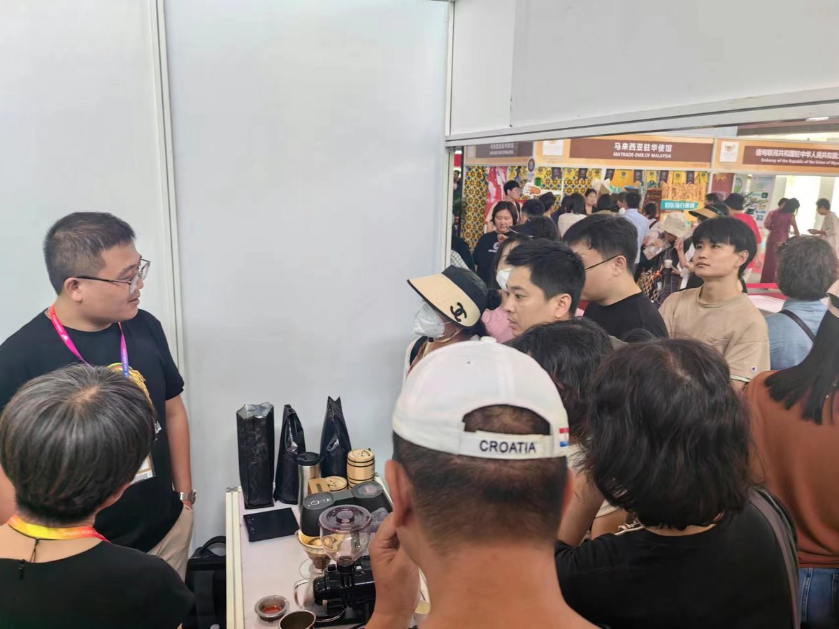 JamaicanPOV's tweet photo. The Embassy is proud to partner with Carmo Coffee in promoting Jamaica Blue Mountain Coffee at Café Show China 2023. Cao Zhiyong of Jipinlan Trading Co., Ltd. - importers of the 1st batch of #JBMCoffee to China in 2007 visited the booth on Friday #Coffee #Jamaica @Jamprocorp https://t.co/AelKMkMPLu
