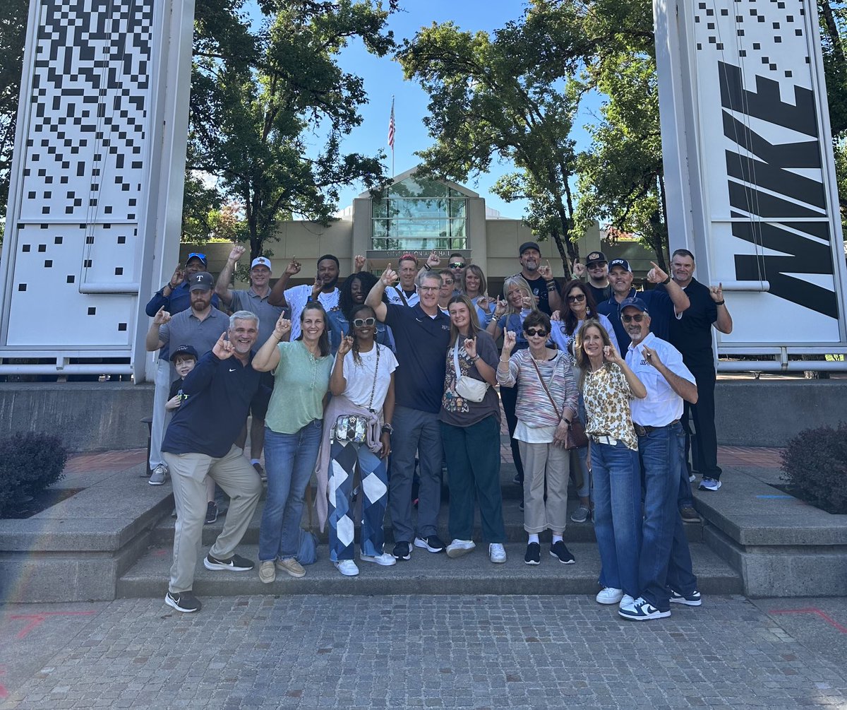 hputxfootball's tweet photo. Yellow Jacket football team and guests got to visit Nike World Headquarters today. ⁦@Nike⁩ #stingem https://t.co/CsKBxqORQO