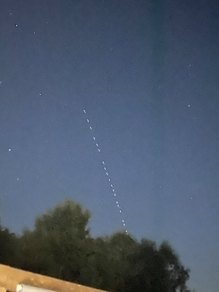 McNeil_91's tweet photo. Longest train of starlink satellites I’ve seen so far over southwestern Ontario ! @weathernetwork @elonmusk @Starlink #starlink #satellite #ontario #canada https://t.co/L2ULOrxHqs