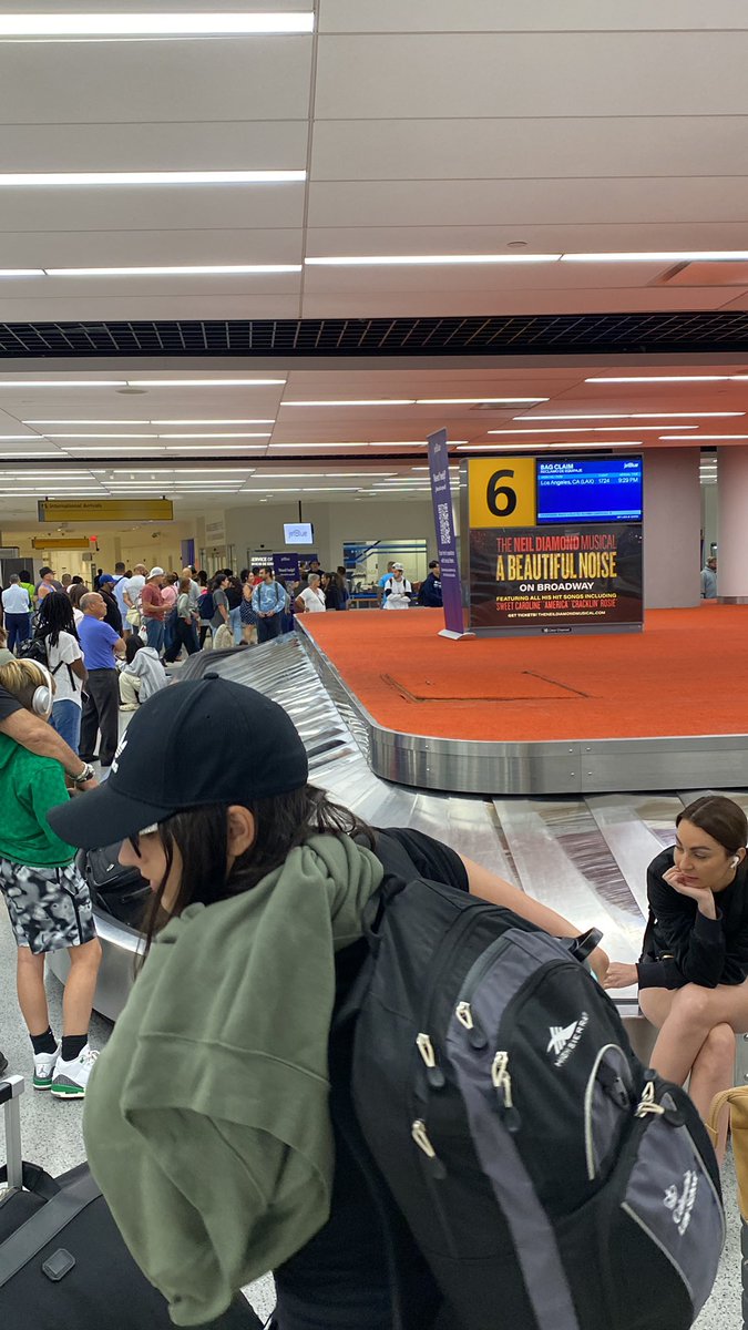 brodymb24's tweet photo. nice lil hour wait for the bags after a 5 hr flight

@JetBlue the best in the biz baby https://t.co/hk9UtkUhK6