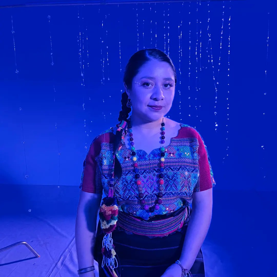 📽️ En el set, explorando nuevos horizontes.  Esta experiencia está redefiniendo mi carrera como artista🌺✨, llevándome a descubrir nuevos sonidos y a compartir historias que han forjado mi determinación como mujer Kaqchikel, joven y música.  ¡Emocionada por lo que viene! 💃🎶