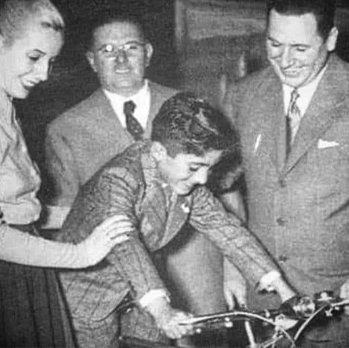 pablocasx1's tweet photo. Es muy fácil engañar a un pueblo que nada entiende de economía.

Esta anécdota es de Perón, pero vale para cualquier país: en enero de 1952, el entonces Presidente regaló una bicicleta ($150) al hijo de un maestro, cuyo sueldo era de $500 brutos. Padre e hijo lloraron agradecidos.

Antes de seguir leyendo recuerda compartir con tus amigos y grupos de facebook y seguirme para mas : Pablo Cas y Pablo Nicolas Cas

Aquel año, la inflación fue de 39%. Sin contar impuestos, el Estado le dio a esa familia una bicicleta y le sacó en inflación catorce bicicletas, que hubiesen podido comprar si el BCRA hubiera impreso solo los billetes necesarios para reemplazar los gastados, o incluso algo más.

Pero ese año imprimió un 40% más que toda la masa monetaria de 1951. Padre e hijo salieron a insultar almaceneros por subir los precios. Pero no habían subido, sólo perdió valor el peso. La nafta vale hoy lo mismo que hace treinta años: un litro, un dólar.
Aquel niño tiene hoy 73 años y sigue agradecido por la bicicleta que le "regalaron". Así funciona el populismo: engañando a la gente sin educación, y haciéndole creer que el progreso deriva de la "generosidad" del gobernante, y no en el esfuerzo personal de cada ciudadano.