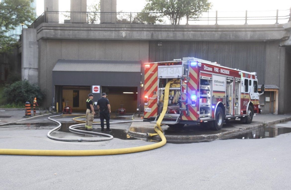 Cameradenuit2's tweet photo. Incendie vers 18h15dans le garage souterrain du Centre National des Arts (CNA) au 1 Elgin. Une berline a pris feu. Les pompiers sont intervenus pour éteindre l’incendie  et évacuer la fumée.  Tous les nombreux clients ont dû être évacués pendant une période de temps. https://t.co/xoRUqfbyx0