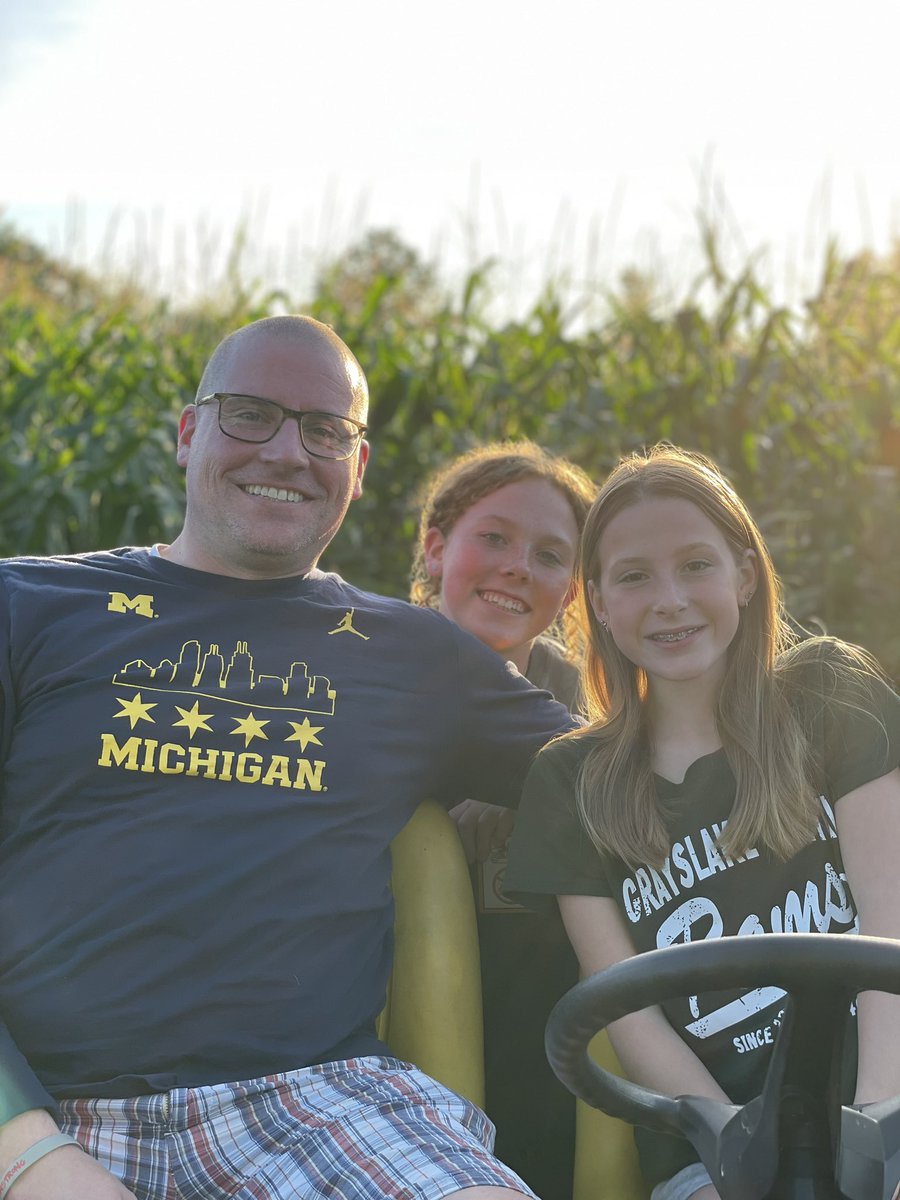 hubbardbradford's tweet photo. ‘Twas the night before @UMichFootball season and the #HubbardSisters were galavanting around #Owosso, preparing for an amazing #kickoffweekend. These moments and memories mean the world to me. #dadisthebesttitle #makeitmatter #GoBlue @UMichAthletics https://t.co/d6pv2nWKwZ