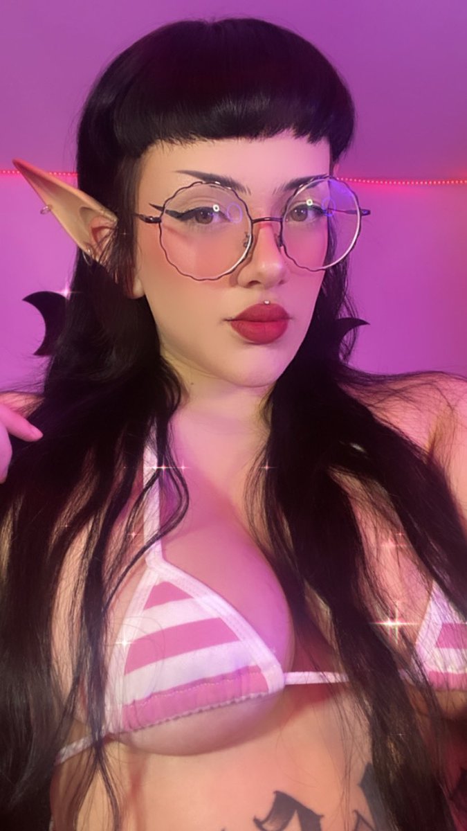 Live now on @chaturbate 🦇 • Link in Bio • 💀 Goth | Cosplay | Curvy | Fetish | BDSM | Latina | Cam Model 💀