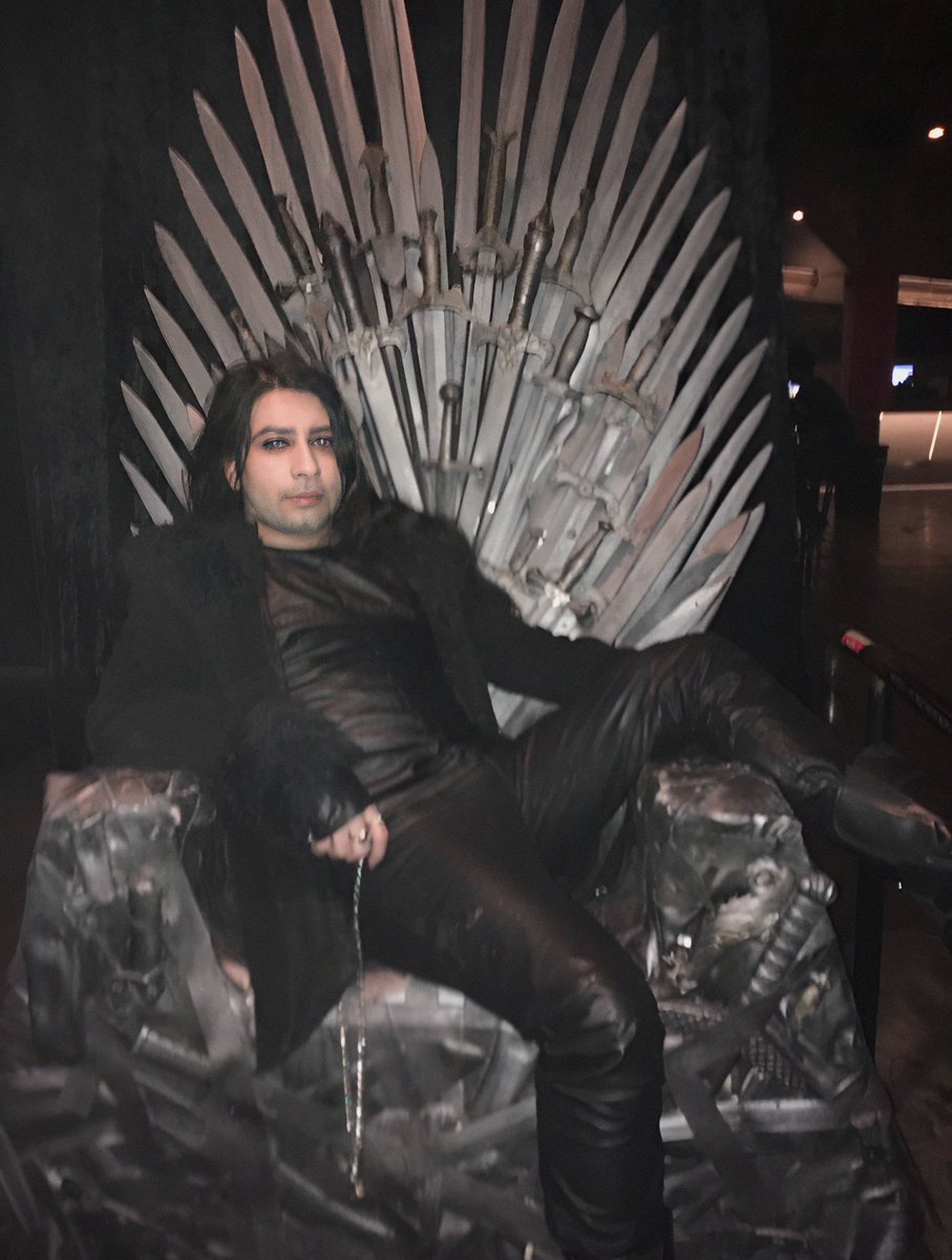 りょうさんにうらやましい！
俺も王位に座りたい！
でもこれは本番だ😜
#GameofThrones #RaveofThrones
#IronThrone #GoT #ForTheThrone #WinterIsComing #Dracarys #ValarMorghulis