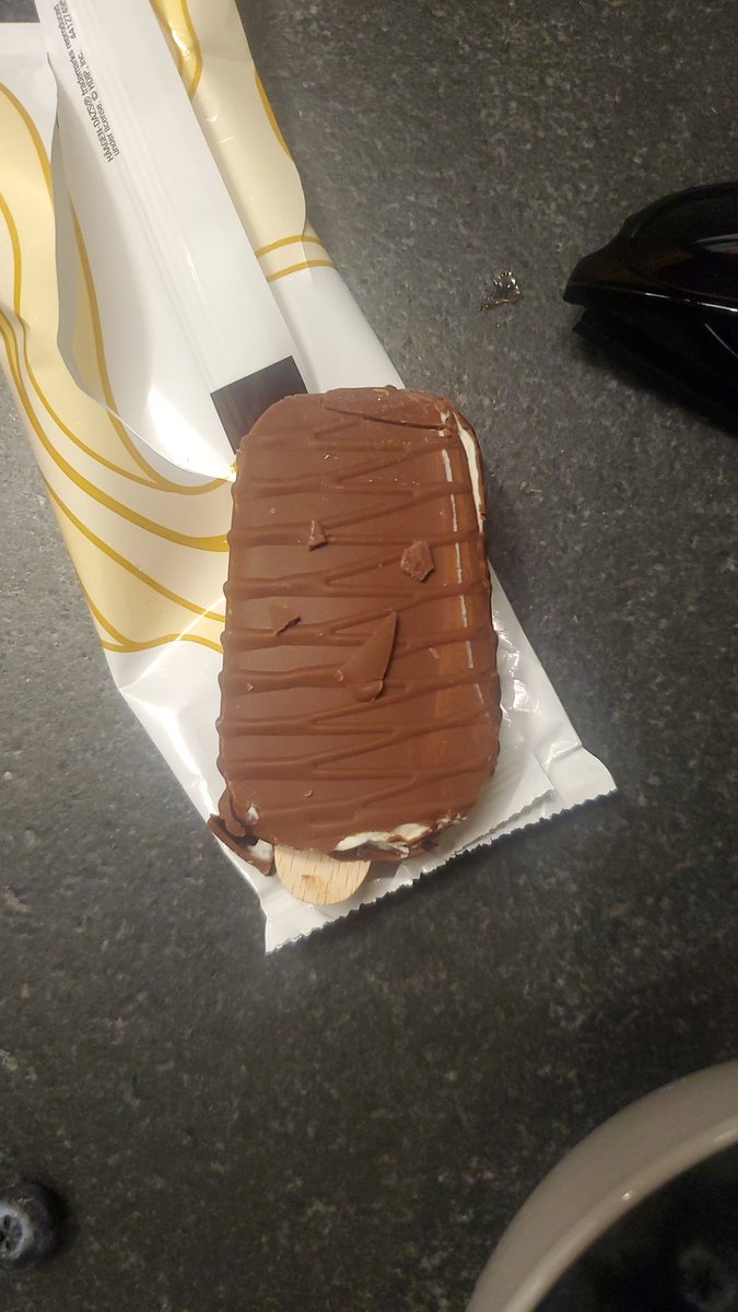 rakogumi's tweet photo. Hey @HaagenDazs_US what's up with my ice cream? https://t.co/Kv9szlDM8I