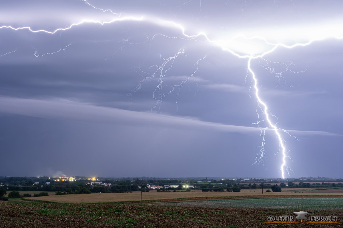 Troospea's tweet photo. Fracas sur #Chantonnay ⚡️ 02/09/2023 à 03h25
#Vendée #orage #foudre https://t.co/XT0Ra8Fvlx