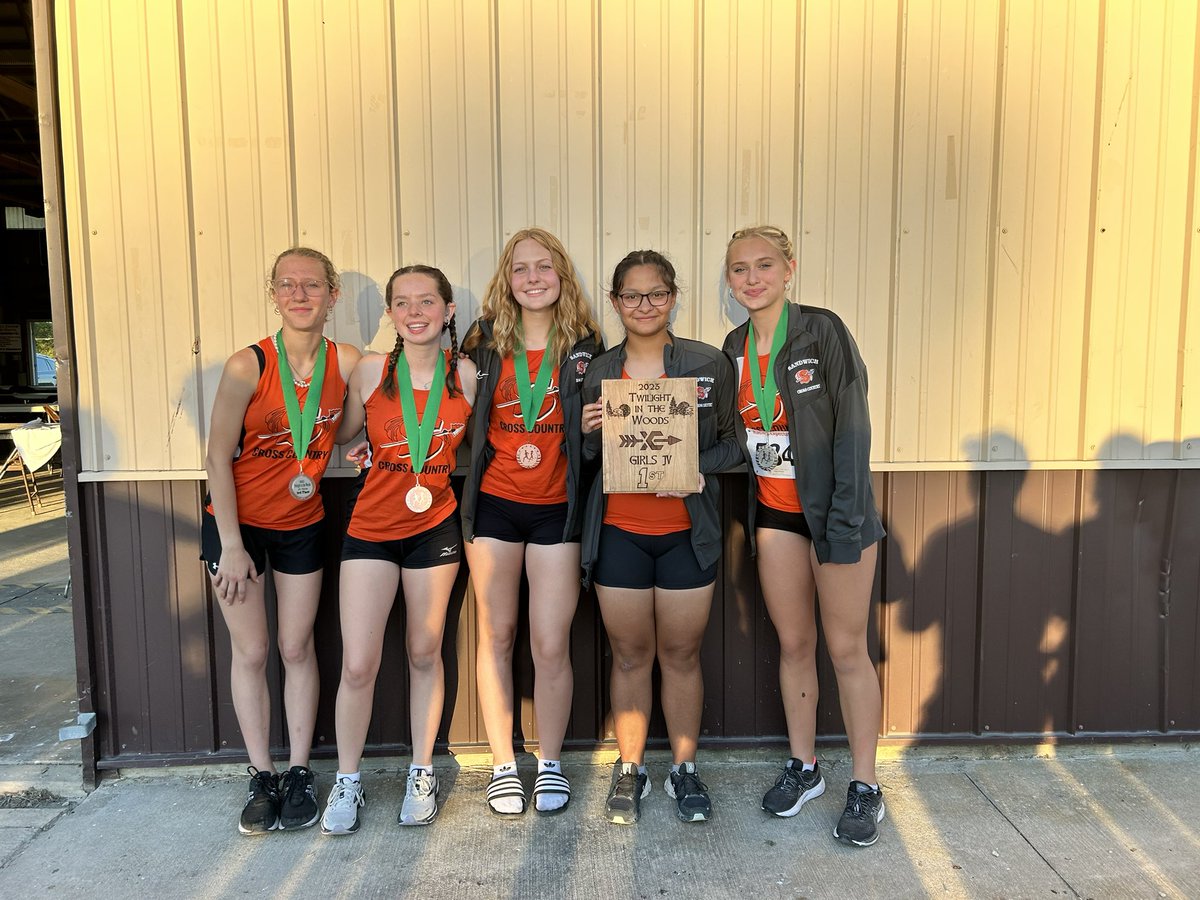 SandwichTrack's tweet image. Great day at Seneca Twilight invite!! 

&amp;gt;Girls JV got FIRST PLACE
&amp;gt;Girls Varsity got 3rd place 
&amp;gt;Sunny is individual champion: 18:21!!! 
&amp;gt;Boys team with 5th place finish! 

All Medalists: Sunny, Norah, Karlee, Emily, Emma, Kayla, Joanna, Max and Alex