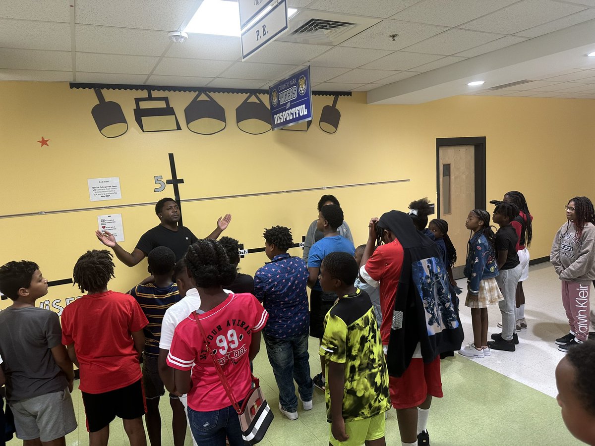 LiteratuHER's tweet photo. One month of school down… 9 more to go!!!
It takes 9 months to bring new life into the world—just watch how we transform our 563 students in 10! #TimeToElevate ✨💙 @NewCollegePk_ES @dr_otway @Bushc1Cassie https://t.co/jEIJDiz9bj