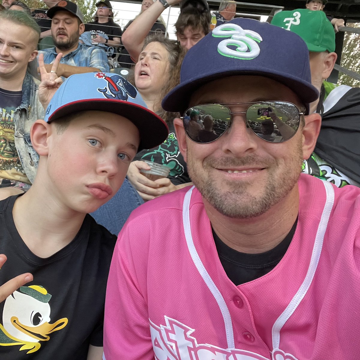 KendallSellsRE's tweet image. Another great @EugeneEmeralds game, another great couple selfies! #SelcoSelfie
