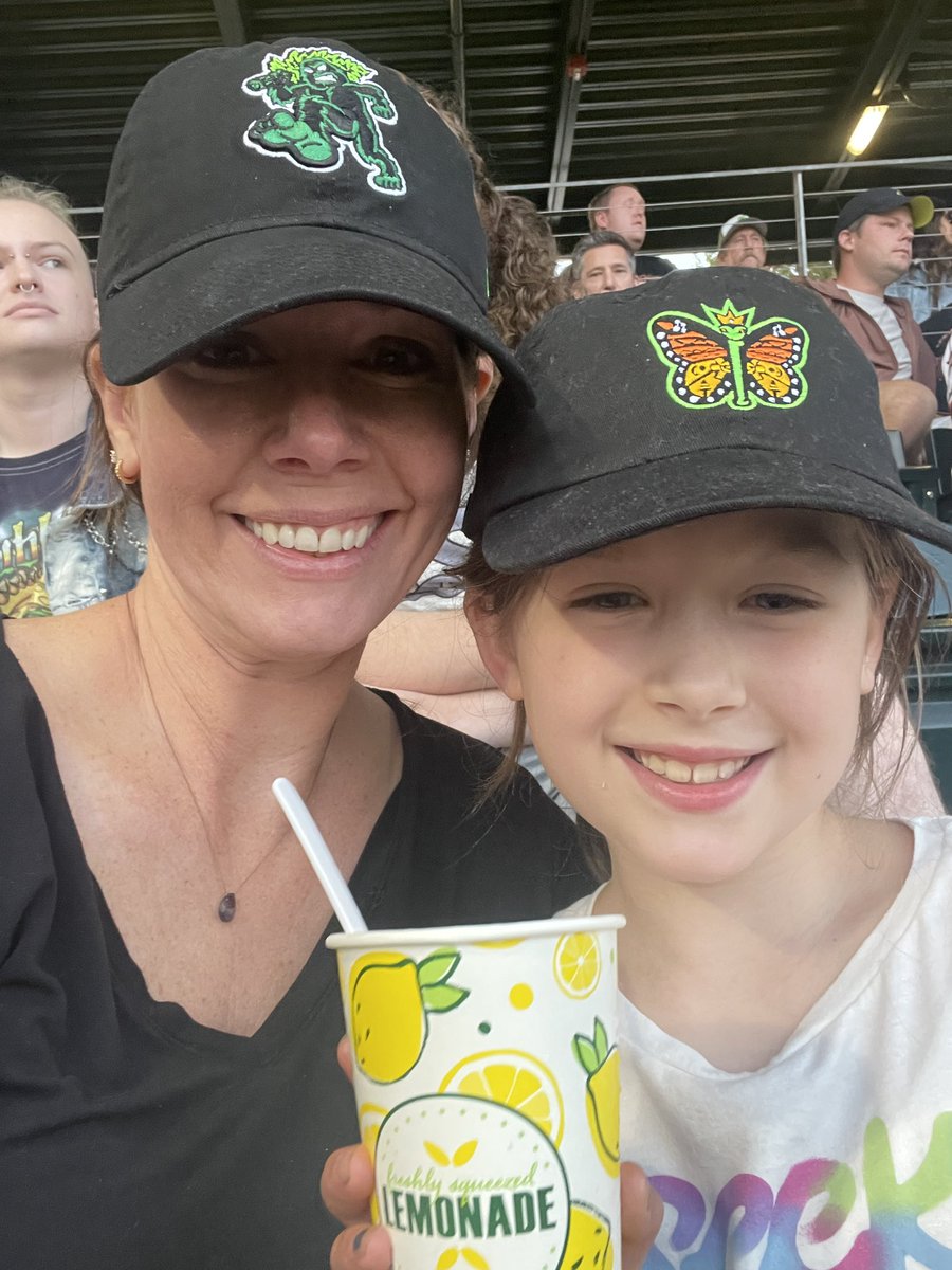 KendallSellsRE's tweet image. Another great @EugeneEmeralds game, another great couple selfies! #SelcoSelfie