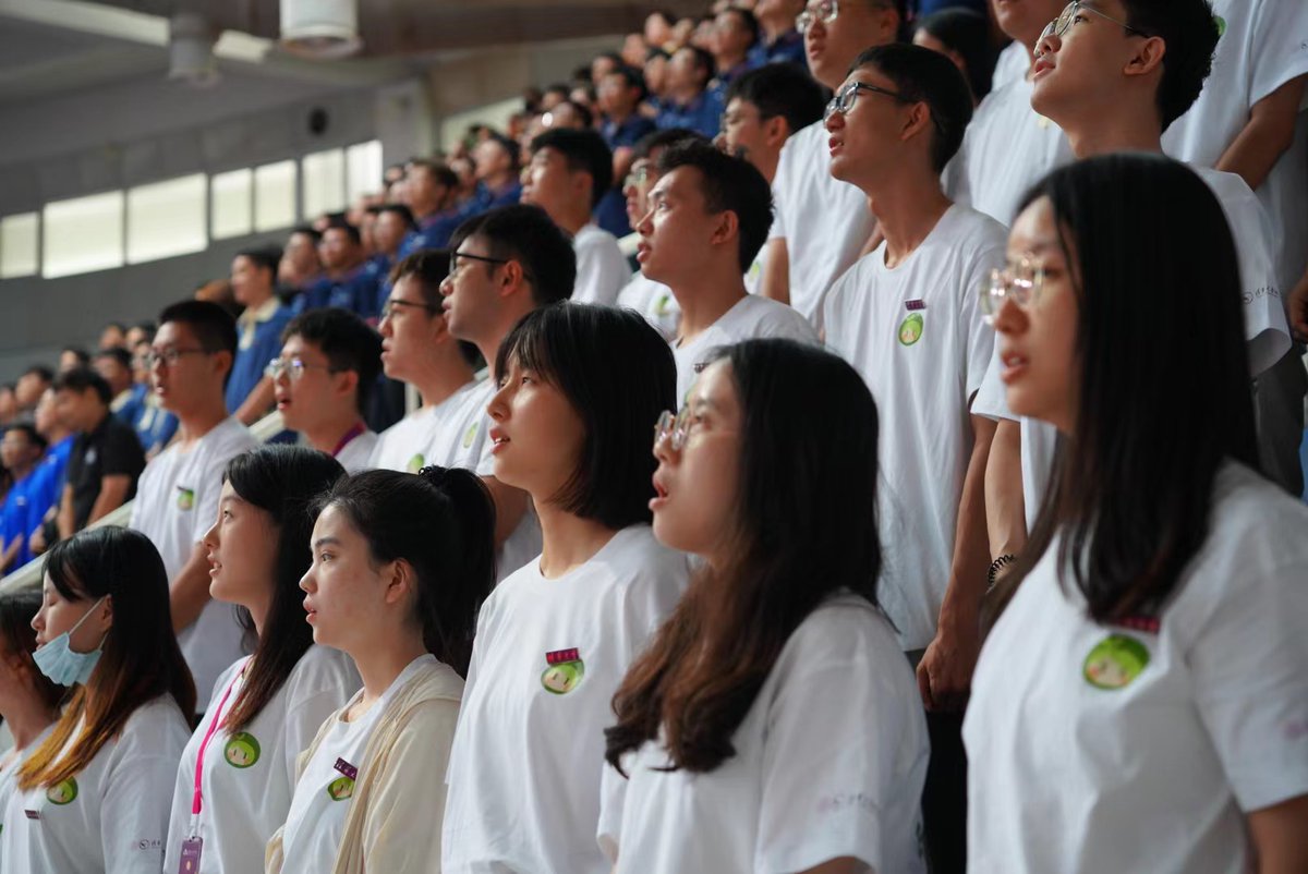 Tsinghua_Uni's tweet photo. Singing the school anthem, over 3800 #NewTsinghuaRen from the main campus and @TsinghuaSIGS attended the Opening Ceremony 2023 for graduates this morning. As they begin their new adventure in Tsinghua, let's greet them with a resounding #WelcomeToTsinghua! https://t.co/BMjND0QDrF