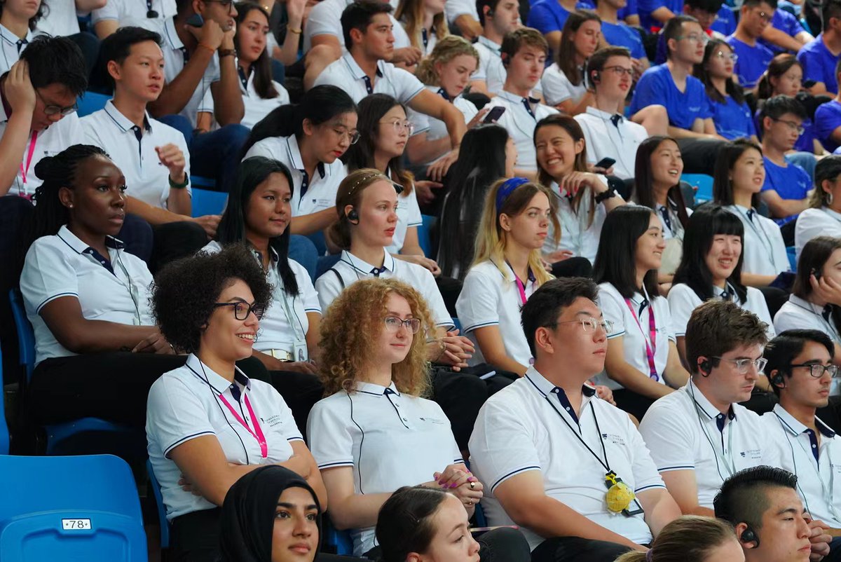 Tsinghua_Uni's tweet photo. Singing the school anthem, over 3800 #NewTsinghuaRen from the main campus and @TsinghuaSIGS attended the Opening Ceremony 2023 for graduates this morning. As they begin their new adventure in Tsinghua, let's greet them with a resounding #WelcomeToTsinghua! https://t.co/BMjND0QDrF