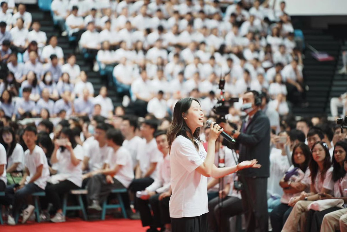 Tsinghua_Uni's tweet photo. Singing the school anthem, over 3800 #NewTsinghuaRen from the main campus and @TsinghuaSIGS attended the Opening Ceremony 2023 for graduates this morning. As they begin their new adventure in Tsinghua, let's greet them with a resounding #WelcomeToTsinghua! https://t.co/BMjND0QDrF
