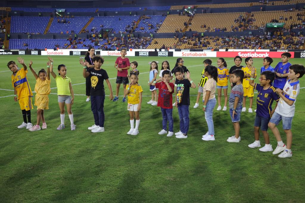 AcnurMexico's tweet photo. ⚽ El estadio de @TigresOficial  se llena de pasión y diversidad mientras @TigresFemenil y @FCBfemeni se unen por una causa mayor: la inclusión de la niñez refugiada. @FundacioFCB https://t.co/VXLMsy4YBo