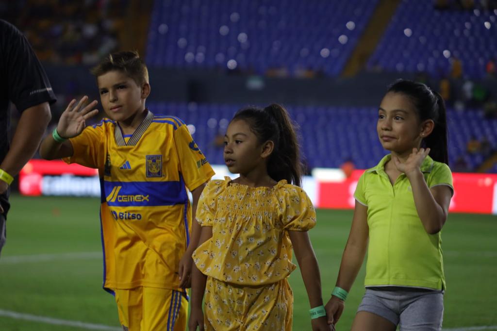 AcnurMexico's tweet photo. ⚽ El estadio de @TigresOficial  se llena de pasión y diversidad mientras @TigresFemenil y @FCBfemeni se unen por una causa mayor: la inclusión de la niñez refugiada. @FundacioFCB https://t.co/VXLMsy4YBo