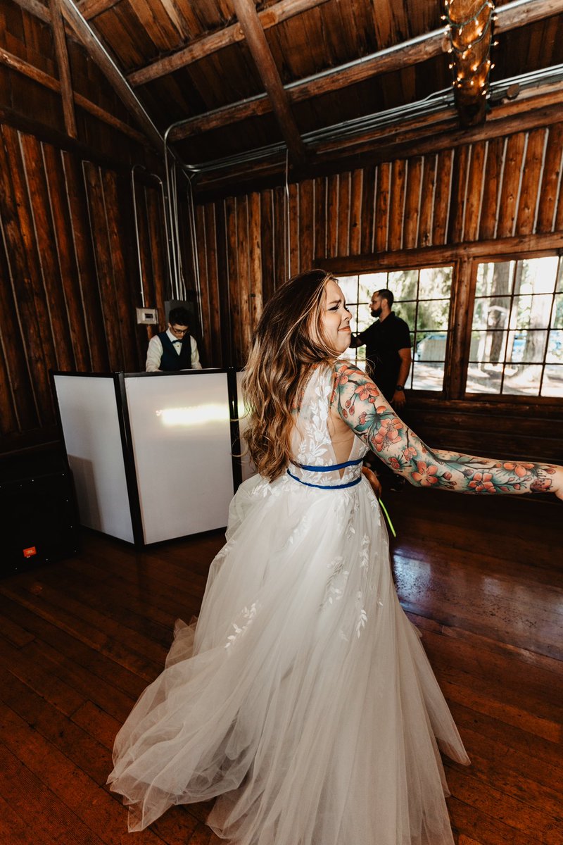 raveeliv's tweet photo. Have a wedding but make it ✨rave✨

@StaticDubstep https://t.co/CPlplwratl