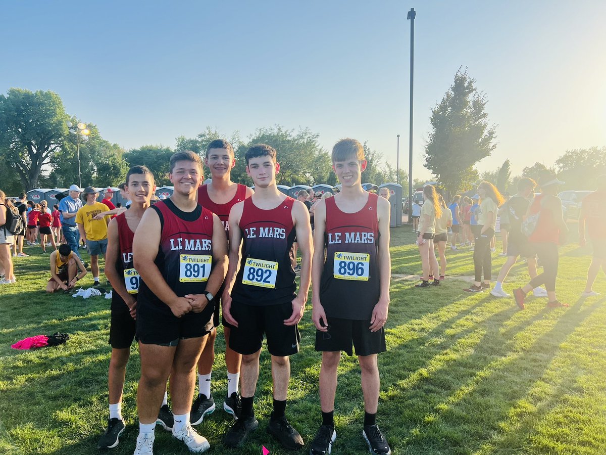 lemarsxc's tweet photo. It was a successful night! Our first meet of the season! Twilight XC Meet 2023. @BulldogPride14 https://t.co/JFQxIwO3Of