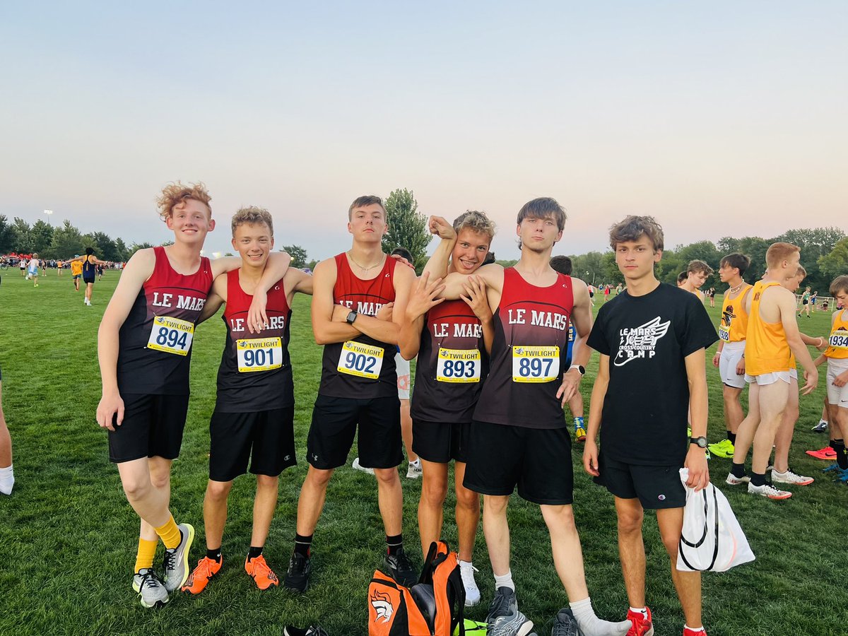 lemarsxc's tweet photo. It was a successful night! Our first meet of the season! Twilight XC Meet 2023. @BulldogPride14 https://t.co/JFQxIwO3Of