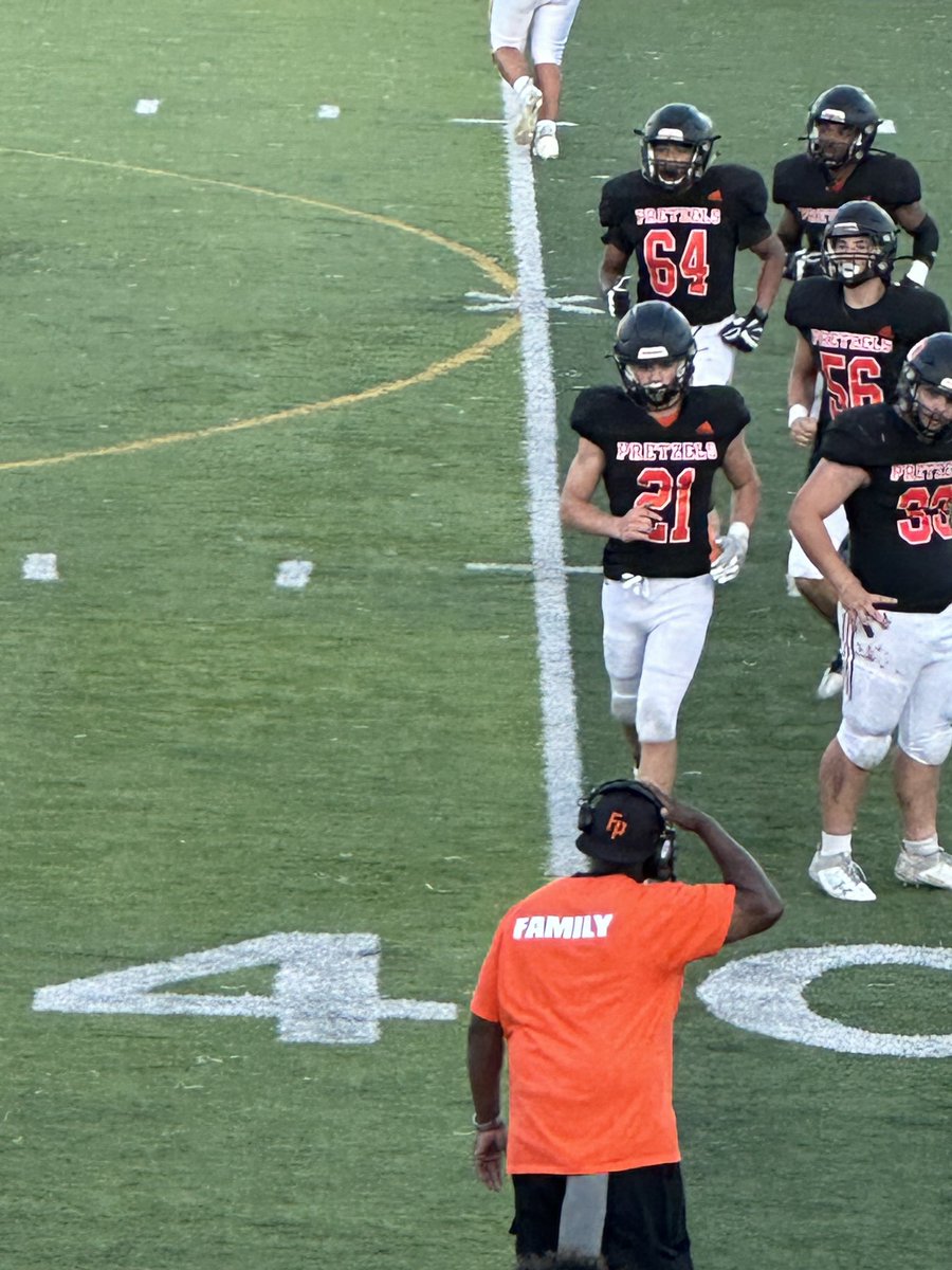 BrandaeHilby's tweet photo. Wanna thank the Freeport Moms who kept me updated on the game tonight.  Don’t think I wasn’t listening.  Matt Mullen.  What a great win by all these boys DJ, Dedric, Jalen, Dawson, Zackie, Peyton, Ali and Oz.  So much fun watching/listening to them 🧡🖤🥨❤️ https://t.co/wi4GS3aY42