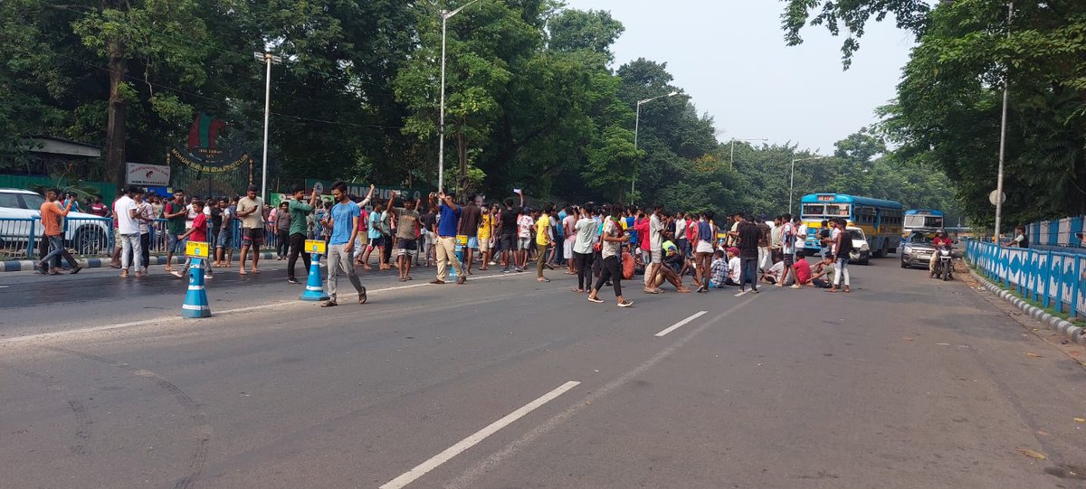Mohun Bagan fans who did not get tickets for the #KolkataDerby are blocked the road.  

This morning in front of the Mohun Bagan Tent.