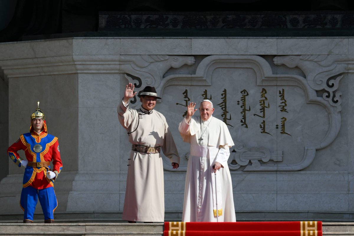 Pope Francis arrives to the official welcome ceremony at Mongolia's Sukhbaatar Square. #PopeInMongolia 
📸 Vatican Media