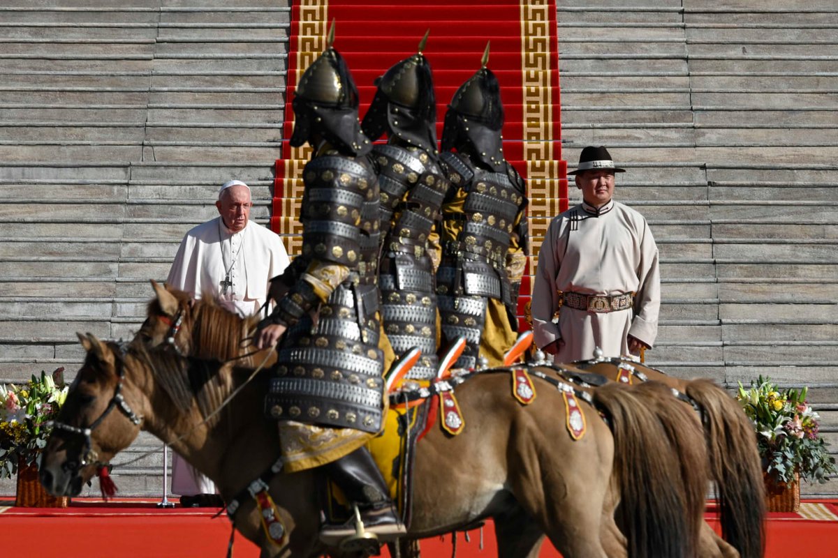 cnalive's tweet photo. Pope Francis arrives to the official welcome ceremony at Mongolia's Sukhbaatar Square. #PopeInMongolia 
📸 Vatican Media https://t.co/zWwglvma3v