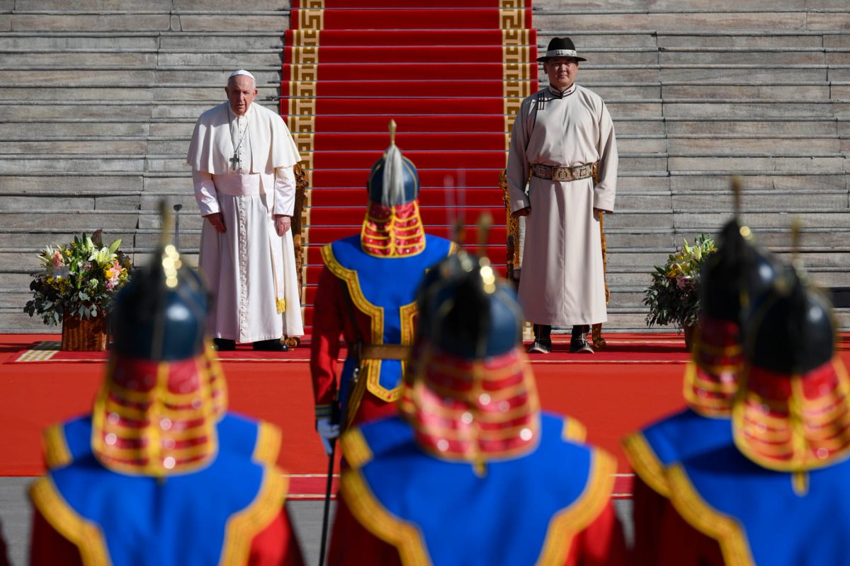 cnalive's tweet photo. Pope Francis arrives to the official welcome ceremony at Mongolia's Sukhbaatar Square. #PopeInMongolia 
📸 Vatican Media https://t.co/zWwglvma3v