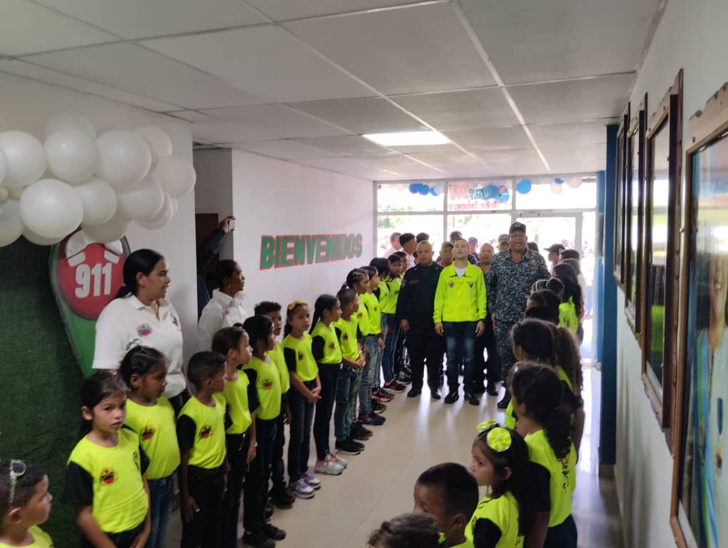 ven911delta's tweet photo. ¡CELEBRANDO NUESTROS 4 AÑOS!
Acto protocolar en conmemoración al Aniversario de la Institución, junto a las autoridades de seguridad del Estado y niños del Plan Vacacional
#CuatroAñosAlServicioDelPueblo
#PorLaVidaYLaPaz
@lizetadelta @prensagobdelta @ven911oficial
@CeballosIchaso1 https://t.co/y2KS1NtqVu