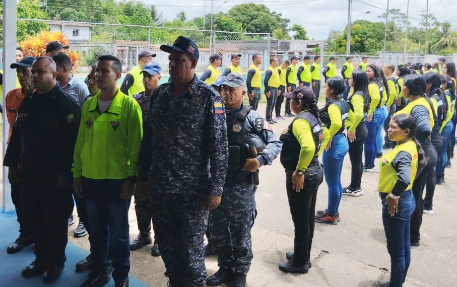 ven911delta's tweet photo. ¡CELEBRANDO NUESTROS 4 AÑOS!
Acto protocolar en conmemoración al Aniversario de la Institución, junto a las autoridades de seguridad del Estado y niños del Plan Vacacional
#CuatroAñosAlServicioDelPueblo
#PorLaVidaYLaPaz
@lizetadelta @prensagobdelta @ven911oficial
@CeballosIchaso1 https://t.co/y2KS1NtqVu