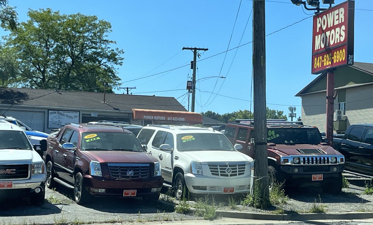 ChicagoSpotter's tweet photo. Quite the early to mid 2000s range of full sized GM SUVs in a row here on a used car lot.
#EscaladeEXT
#HummerH2
#carspotter https://t.co/LEDGfXcgGk