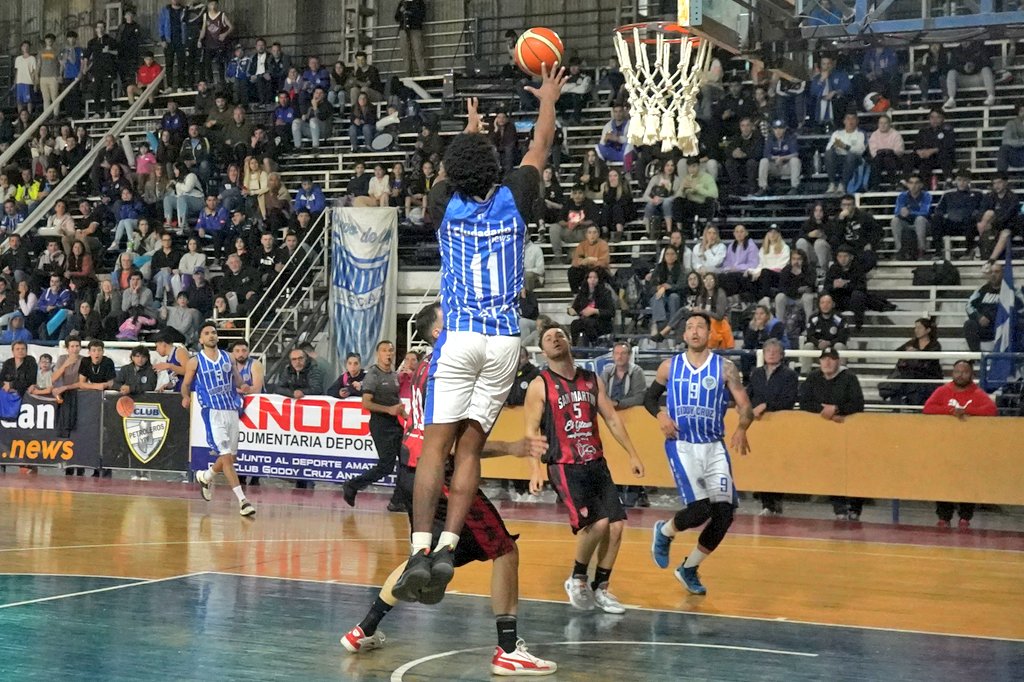 Carson Newsome fue la gran figura de la noche con 31 puntos, 9 rebotes y 3 asistencias 🙌