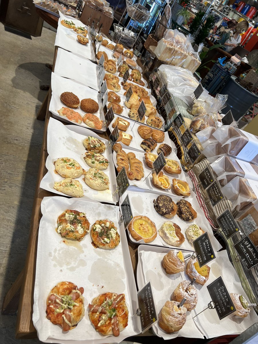 I7AEfhxoqls7lOf's tweet photo. 10時オープンと共に入店
めちゃくちゃオシャレな店内
まずはパン食べ放題(*´꒳`*)
デニッシュ系 おかず系
ハード系 バーガー系などなど
種類も豊富
食べ終え 店内ウロウロ
またゆっくり行きたいなぁ
#Revys Thomas 555
#レヴィ・トーマス555
#パン食べ放題
#アメリカン
#アンティーク https://t.co/CqS6HasoQo