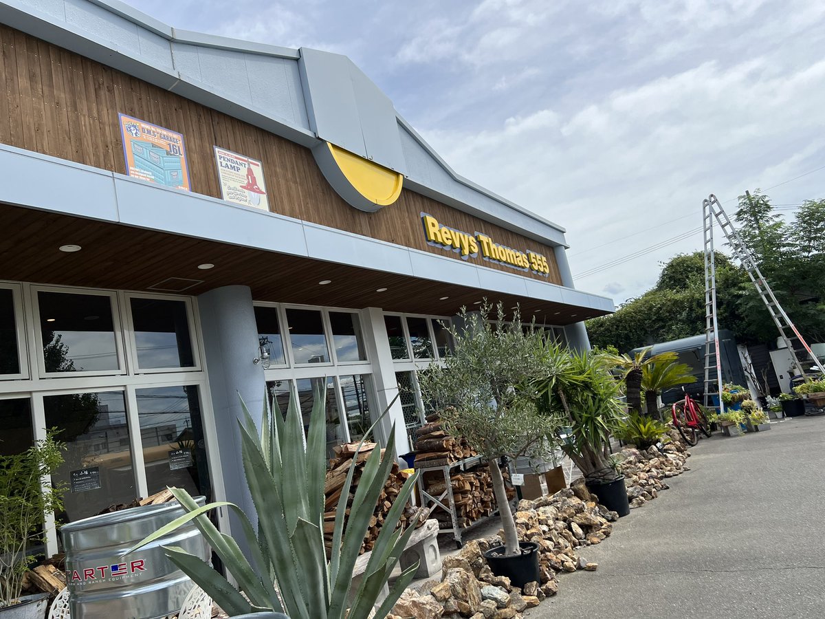 I7AEfhxoqls7lOf's tweet photo. 10時オープンと共に入店
めちゃくちゃオシャレな店内
まずはパン食べ放題(*´꒳`*)
デニッシュ系 おかず系
ハード系 バーガー系などなど
種類も豊富
食べ終え 店内ウロウロ
またゆっくり行きたいなぁ
#Revys Thomas 555
#レヴィ・トーマス555
#パン食べ放題
#アメリカン
#アンティーク https://t.co/CqS6HasoQo