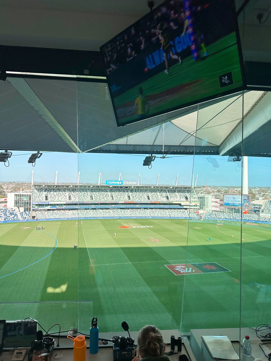 In Geelong for today’s clash between the Cats and the Dogs for <a href="/abcsport/">ABC SPORT</a> - catch us from 5pm ✌🏼 #AFLW #AFLWCatsDogs