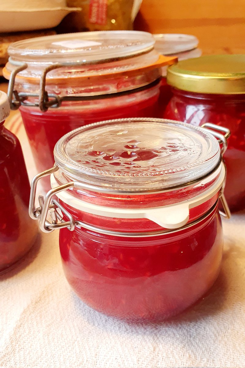 Kesän viimeiset vadelmat löysivät tiensä purkkeihin. Kohta alkaa omenashow.  <a href="/Satokausi/">Satokausikalenteri</a> <a href="/Marttaliitto/">Marttaliitto</a>