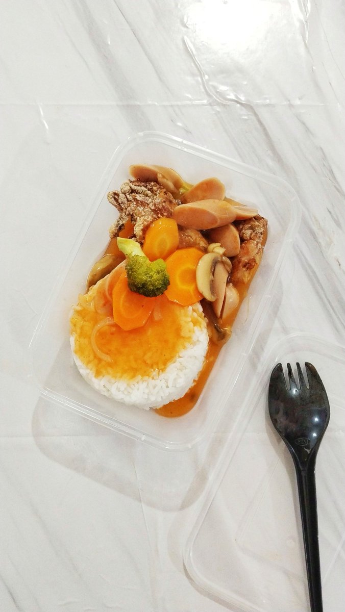 Bikin makanan buat dibagiin walaupun titipan itu juga nyenengin ya