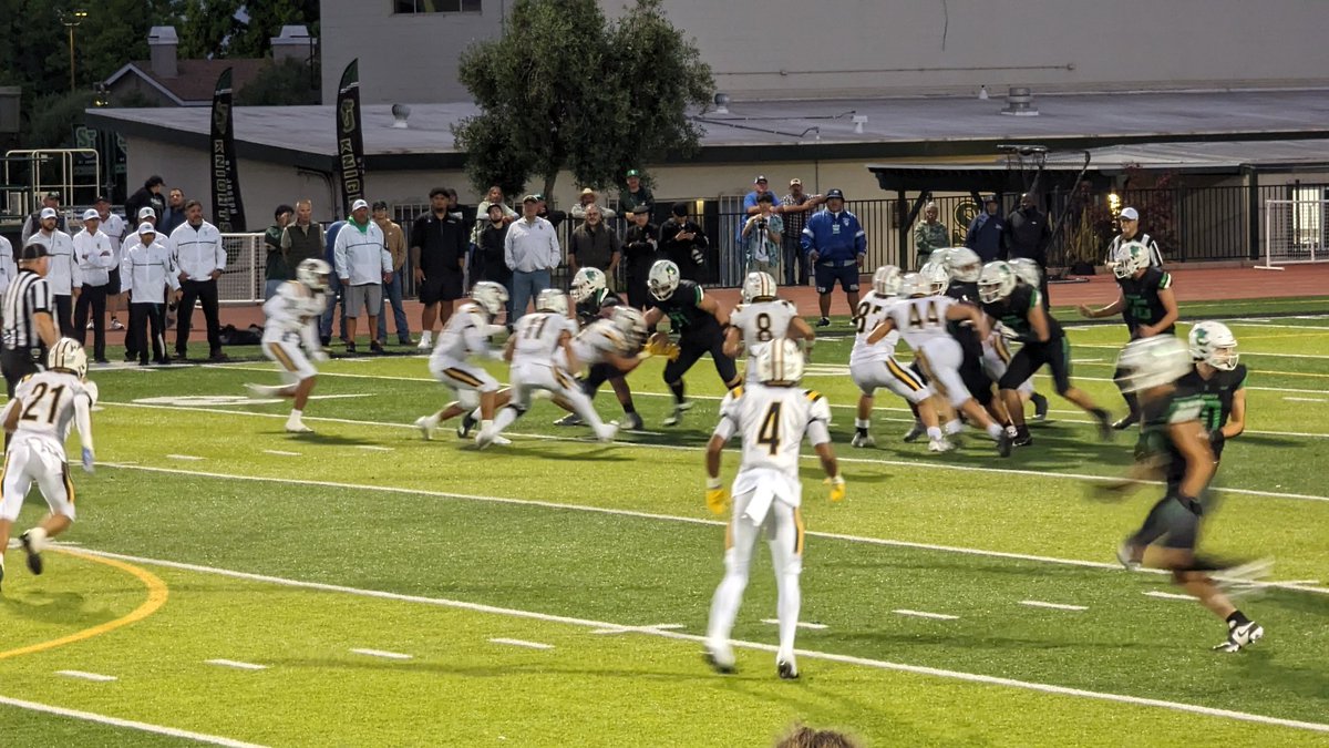 kickrg's tweet photo. Crazy first half! Ends with a 35 yd td pass from Brady Smigiel to Landen Bell! St. Joseph 35, Panthers 30 #TDPasses #FumbleRecovery @NPHSAthletic @NPPanthersONE @NPProwler @NPHSPantherTV https://t.co/Q0vdqRy27R