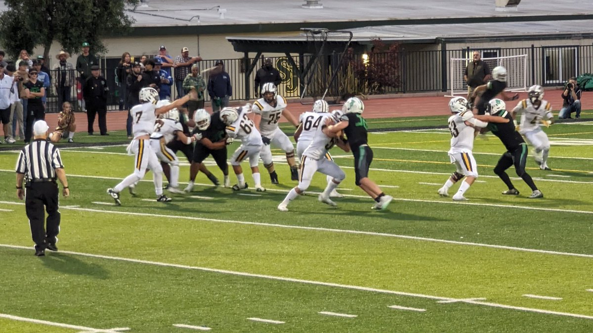 kickrg's tweet photo. Crazy first half! Ends with a 35 yd td pass from Brady Smigiel to Landen Bell! St. Joseph 35, Panthers 30 #TDPasses #FumbleRecovery @NPHSAthletic @NPPanthersONE @NPProwler @NPHSPantherTV https://t.co/Q0vdqRy27R