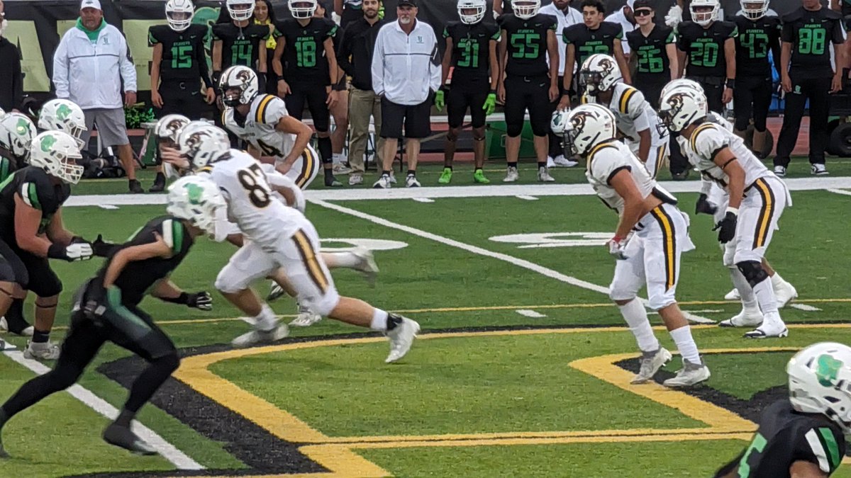 kickrg's tweet photo. Crazy first half! Ends with a 35 yd td pass from Brady Smigiel to Landen Bell! St. Joseph 35, Panthers 30 #TDPasses #FumbleRecovery @NPHSAthletic @NPPanthersONE @NPProwler @NPHSPantherTV https://t.co/Q0vdqRy27R