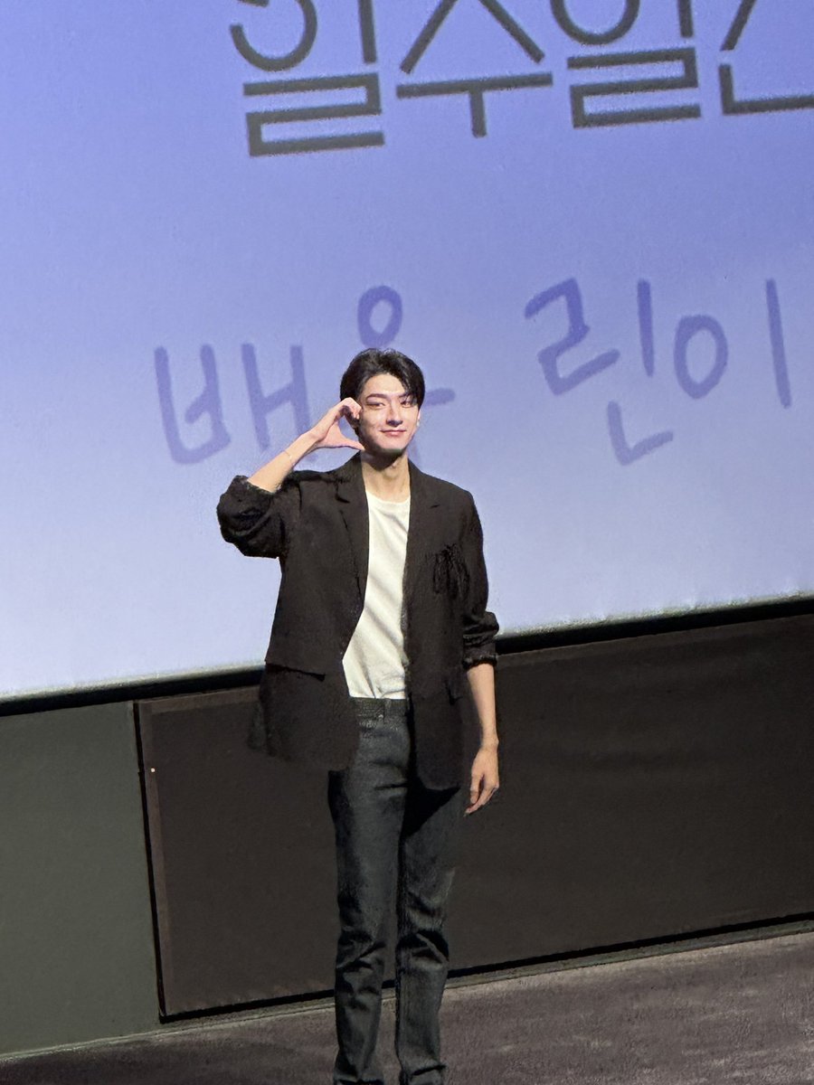 그 되게 사람이 고화질로 생김,,,
사진이 움직인다고 하는게 맞는 말인듯