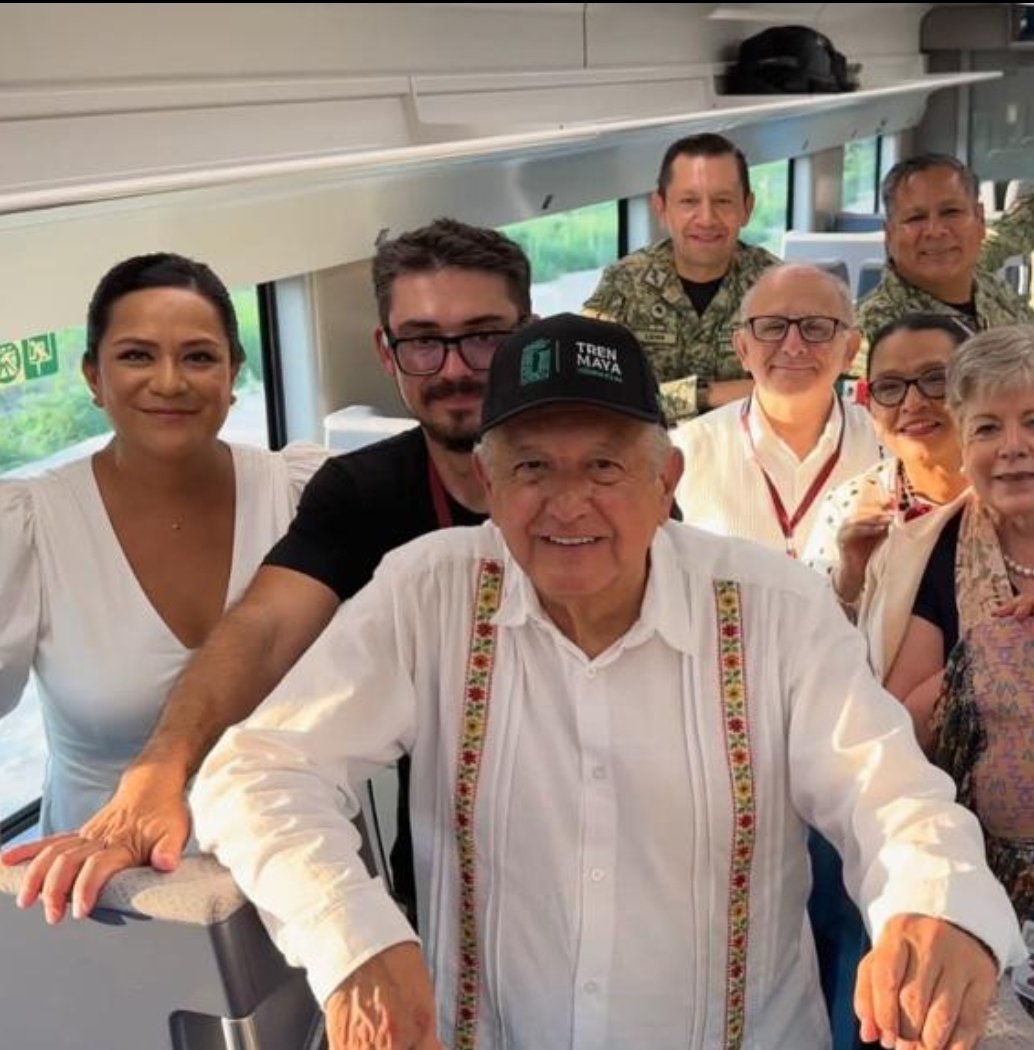 #EsUnHonorEstarConObrador 
Quiero una gorra del #TrenMaya como la de AMLO...❤️❤️