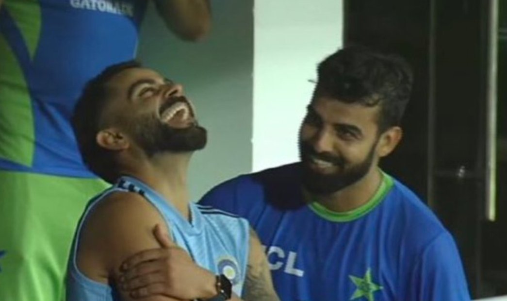 major_pawan's tweet image. Seems @imVkohli has a special corner in his heart for the Pakistani players and back home their brothers plan daily to kill our soldiers and our people. 

Let us stand together with our army and Boycott this hypocrisy 
Shameful @imjadeja @hardikpandya7

Never Forget Never Forgive…