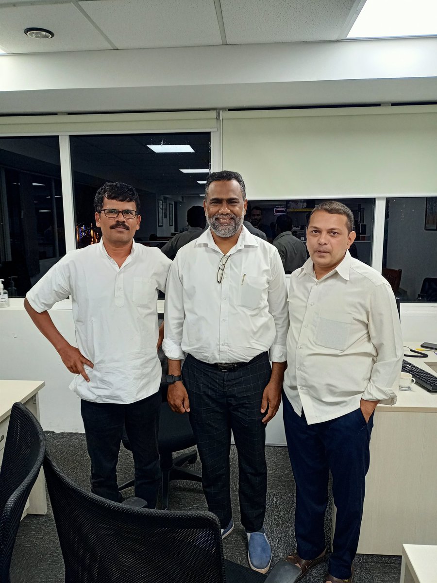 ಒಂದು ಭೇಟಿ, ಕುಶಲೋಪರಿ,ಸಮಾಗಮ, ಸೇರ್ಪಡೆ,ಸಹ ಪಯಣ-ಎಲ್ಲವೂ ಎಷ್ಟೊಂದು ಚೇತೋಹಾರಿ. ಬೆಂಗಳೂರಿನ ವಿಕ ಕಚೇರಿಯಲ್ಲಿ ಶುಕ್ರವಾರದ ಮುದ. ಮಂಗಳೂರಿನಿಂದ ಆರೀಫ್ <a href="/muhammadarifvk/">Arif Padubidri</a>  ಬೆಳಗಾವಿಯಿಂದ ಗಜಾನನ್ <a href="/gajananbettanne/">Gajanan Hegde</a> ಬಂದಿದ್ದರು. ಶಶಿಧರ್, ಹರ್ಷವರ್ಧನ ಬೆಂಗಳೂರಿನ #ವಿಕಬಳಗ ಸೇರಿದರು. <a href="/rameshpoojar/">rameshpujar</a> <a href="/ManjunathaK67/">manjunatha k</a> <a href="/rajeshkhegde/">rajesh</a>