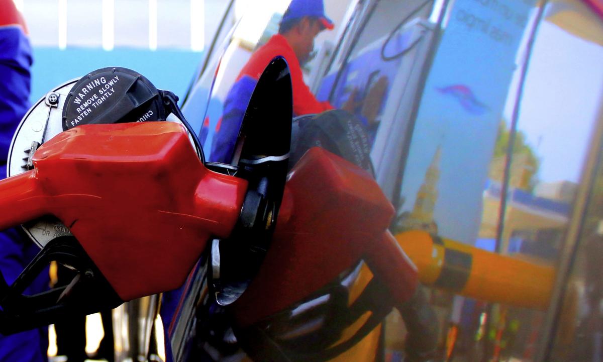 ELTIEMPO's tweet photo. #Economía | Atención: precio de la gasolina subirá 400 pesos en septiembre, así quedará el galón. ► https://t.co/lVsrtlfNxZ https://t.co/bDbUMvsPY4