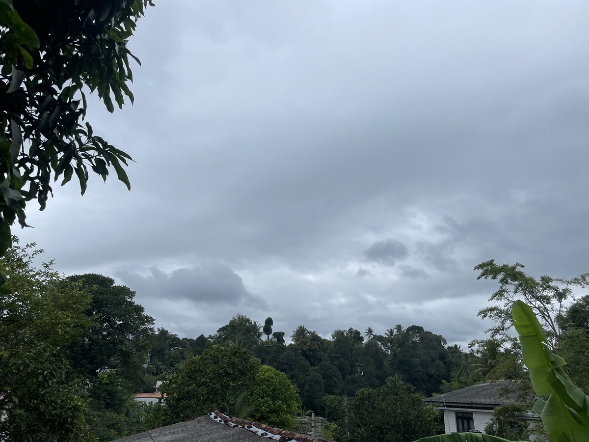 Ryjz's tweet photo. Kandy sky doesn’t look good 🫣 #INDvsPAK #AsiaCup2023 https://t.co/duFVtLTiv2